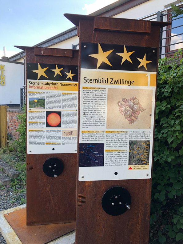 Sternentafeln am Sternenlabyrinth Nonnweiler