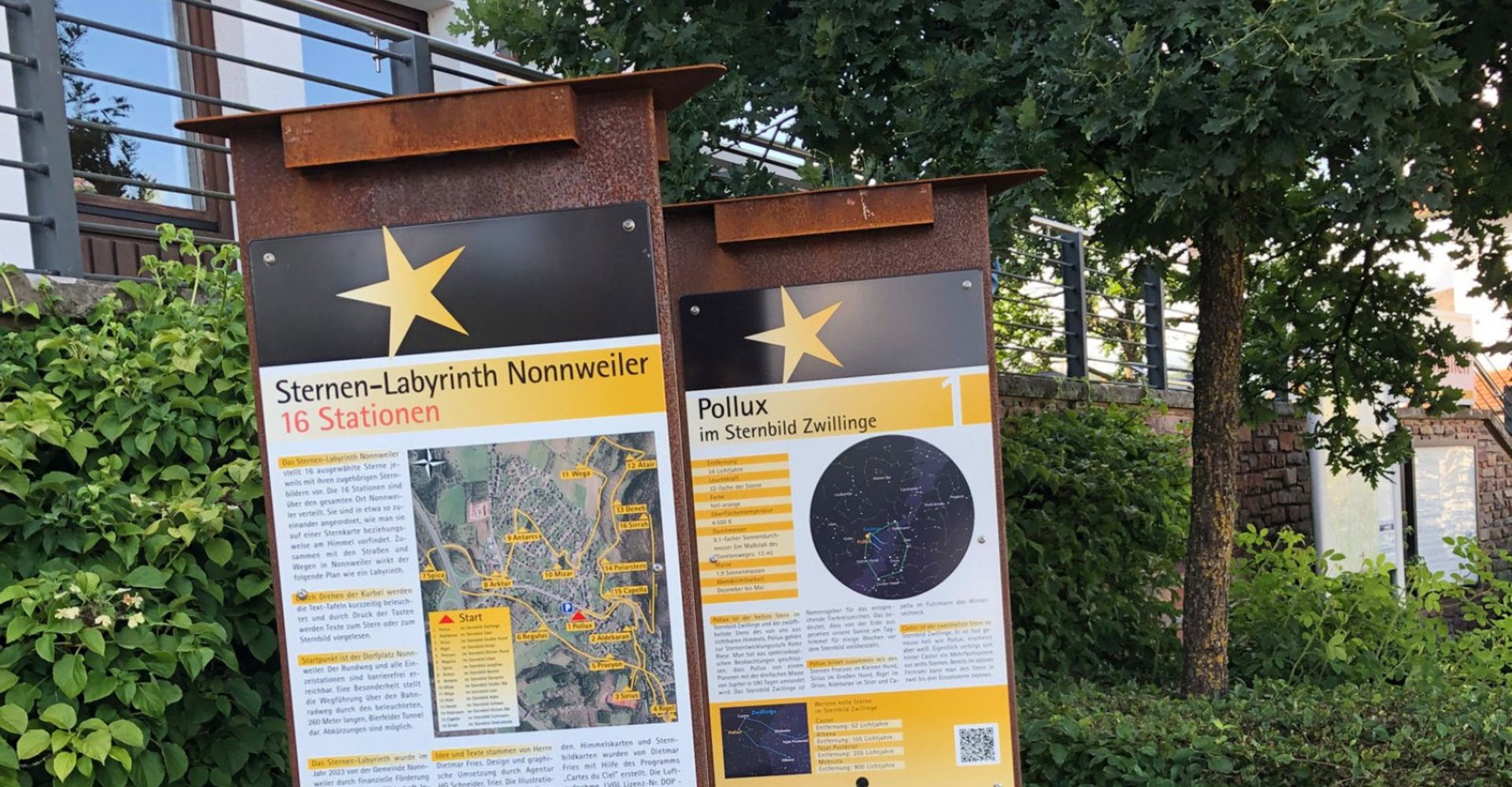 Sternentafeln am Sternenlabyrinth Nonnweiler