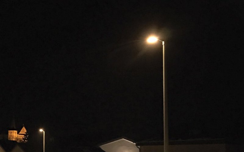 Neue Straßenlaternen in Neunkirchen Nahe bei Nacht