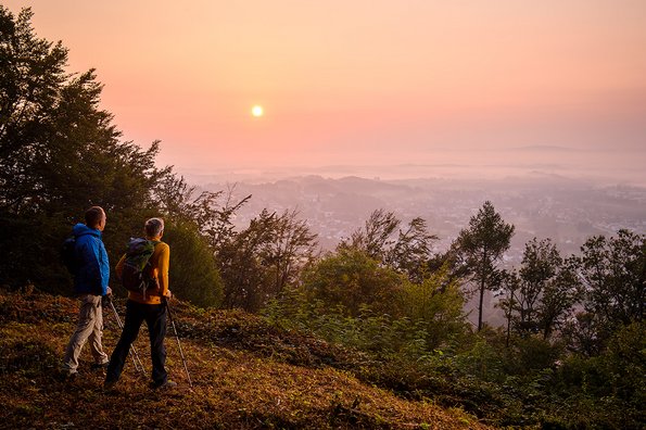 Blick vom Momberg auf die Gemeinde Oberthal Zwei Wanderer genießen den Ausblick vom Momberg auf die Gemeinde Oberthal