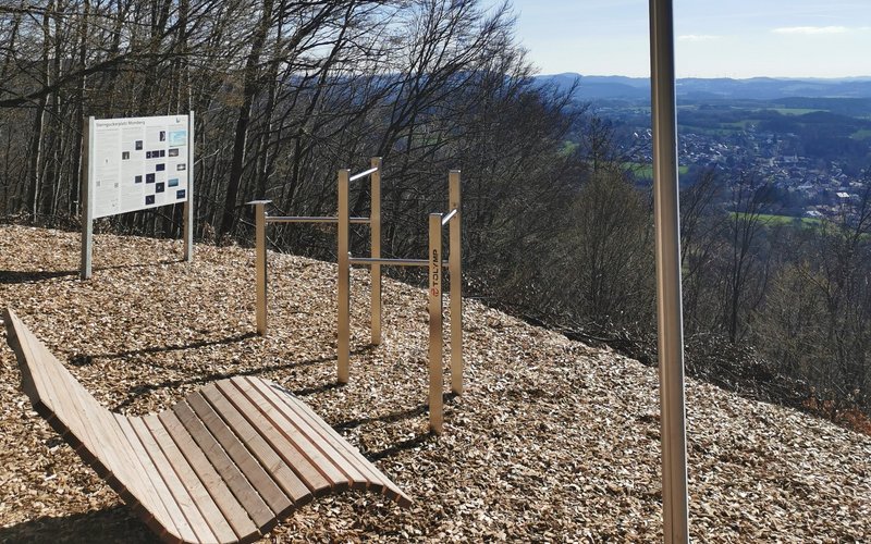 Sternguckerplatz mit Bank, Infotafel, und Polarsternfinder