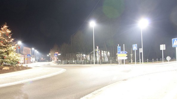 Taghell beleuchteter Kreisel in Türkismühle Taghell beleuchteter Kreisel in Türkismühle