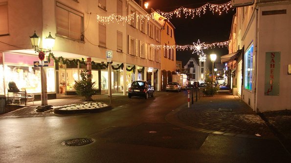 Hell erleuchtete Gebäude in einer Straße mit nicht abgeschirmten Straßenlaternen Hell erleuchtete Gebäude in einer Straße mit nicht abgeschirmten Straßenlaternen