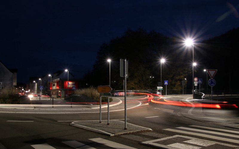 Beleuchtung-Verkehrskreisel in Türkismühle Beleuchtung einer Verkehrskreisel in Türkismühle bei Nacht