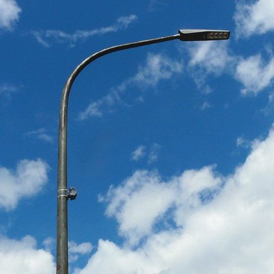 Straßenlaterne mit Sensor zur Bewegungserkennung