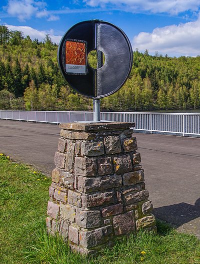 Merkur-Modell auf der Staumauer der Talsperre Nonnweiler